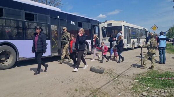 Как эвакуировали мирных жителей с территории завода Азовсталь - видео - Sputnik Грузия