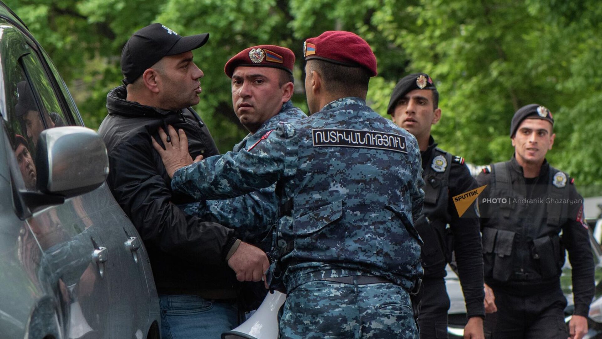 Полицейские задерживают участника акции неповиновения на улице Сарьяна (3 мая 2022). Еревaн - Sputnik Грузия, 1920, 03.05.2022