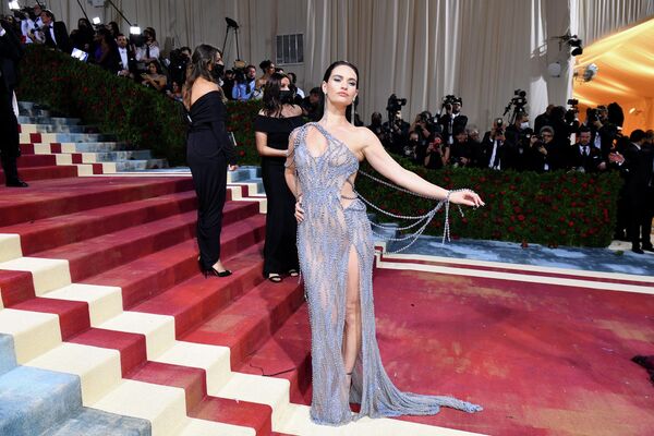 Для прохода по красной лестнице Института костюма в Нью-Йорке Лили Джеймс выбрала платье Atelier Versace, будто сплетенное из крупных холодных жемчужин прям на голом теле актрисы - Sputnik Грузия