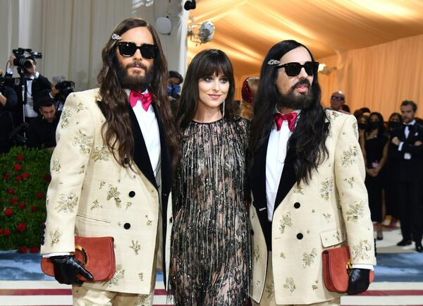 Блистательная тройка на ковровой дорожке: Джаред Лето, Дакота Джонсон и Алессандро Микеле - Sputnik Грузия