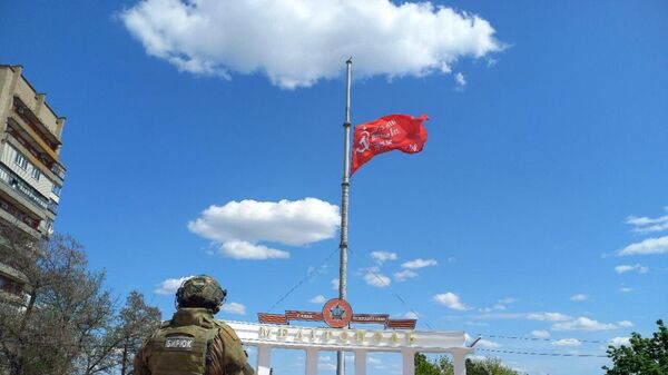 Над главной площадью Мелитополя подняли знамя Победы - видео - Sputnik Грузия
