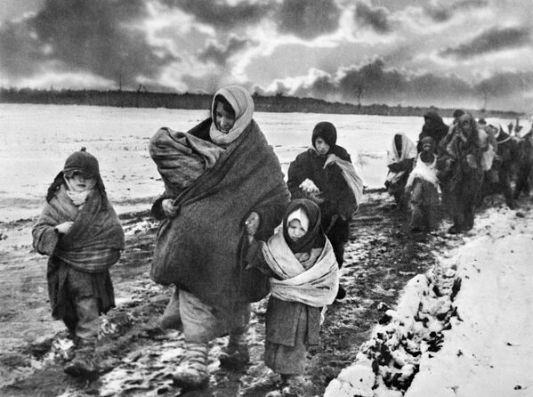 Советские женщины и дети возвращаются домой. Авторское название фото — &quot;В родное село&quot; - Sputnik Грузия