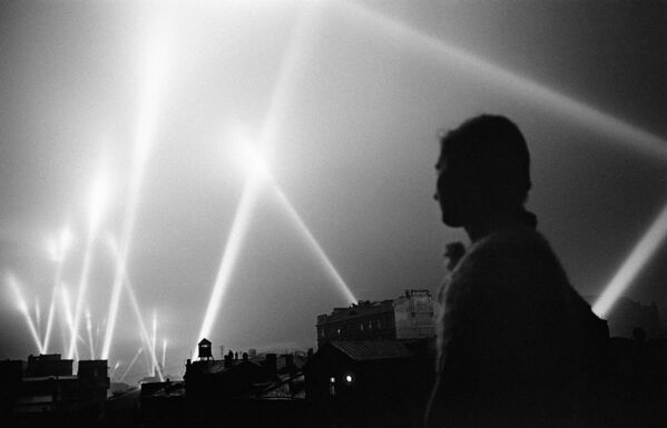 Лучи прожекторов войск ПВО освещают небо Москвы. Москва, июнь 1941 год - Sputnik Грузия