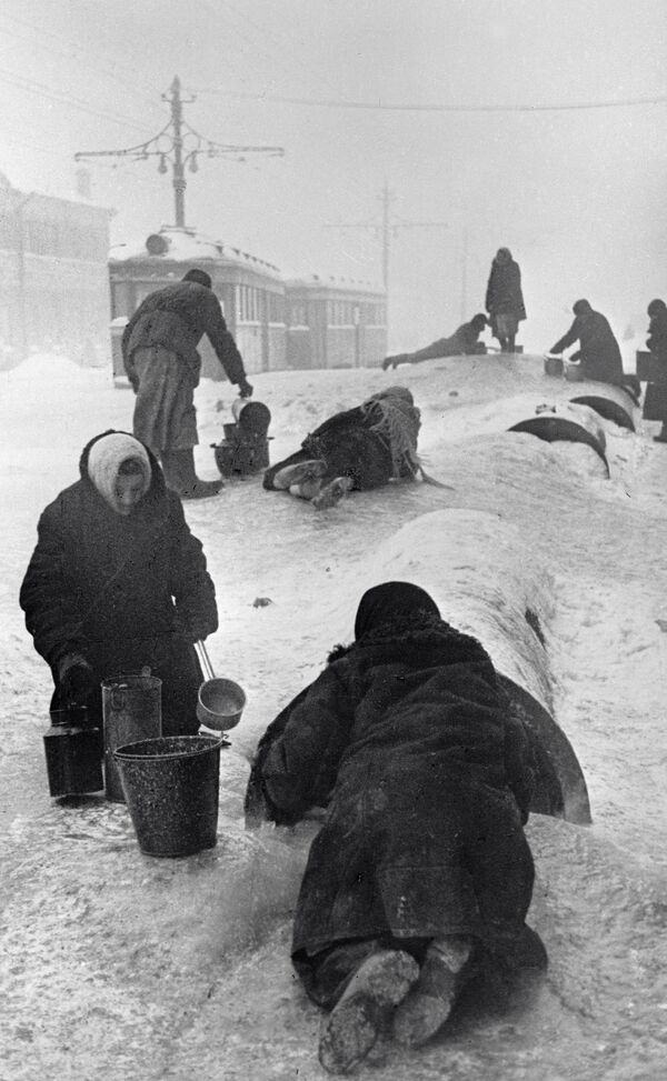 Жители блокадного Ленинграда набирают воду из разбитого водопровода на обледенелой улице - Sputnik Грузия