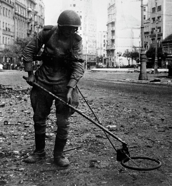 Великая Отечественная война 1941-1945 гг. Югославия. Советский сапер за разминированием одной из площадей Белграда. 1944 год - Sputnik Грузия