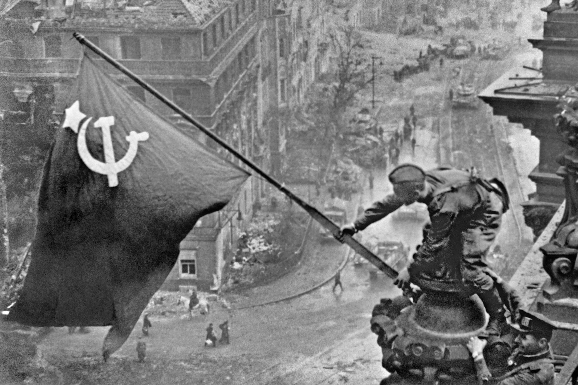 Знамя Победы над Берлином, 1945 год - Sputnik Грузия, 1920, 09.05.2023