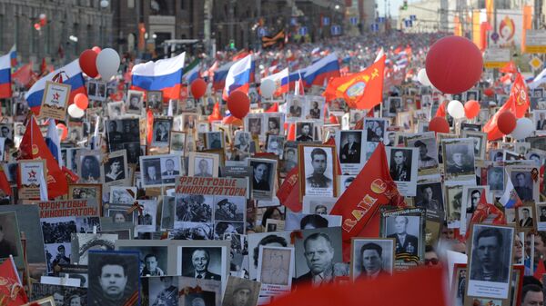 LIVE_СПУТНИК: Тысячи людей собираются на марш Бессмертный полк
 - Sputnik Грузия