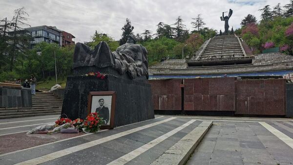 У Могилы Неизвестного солдата в Тбилиси почтили память героев - видео - Sputnik Грузия