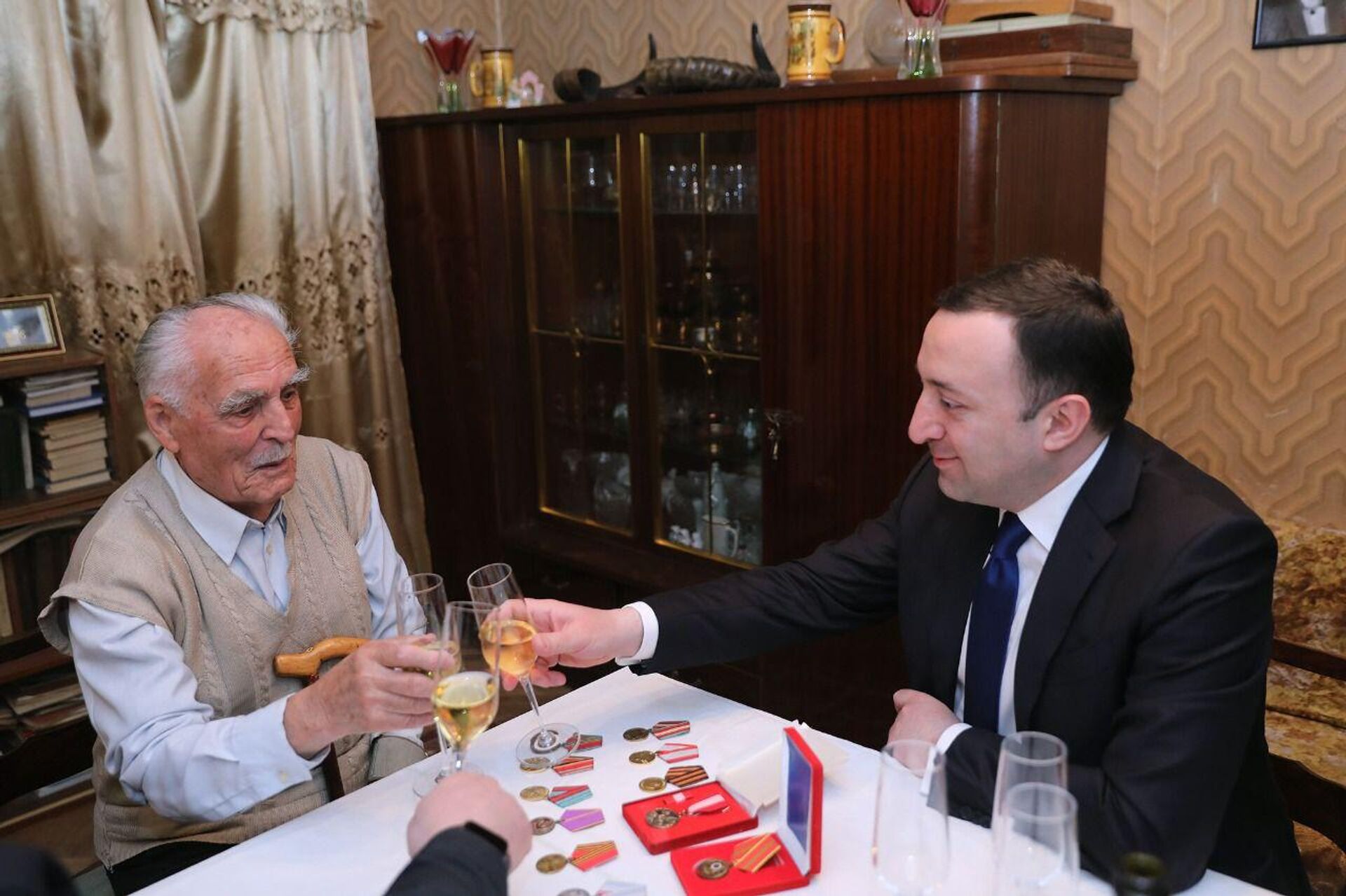 Премьер-министр Ираклий Гарибашвили поздравил 100-летнего ветерана с Днем Победы - Sputnik საქართველო, 1920, 09.05.2022