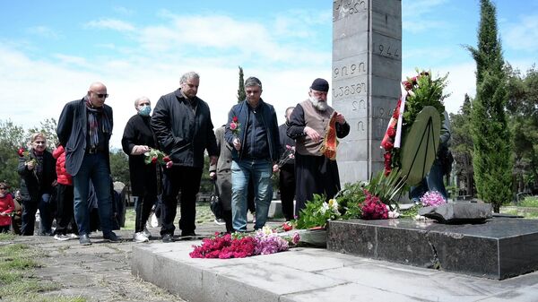 На братском кладбище в Тбилиси почтили память погибших героев ВОВ - видео - Sputnik Грузия