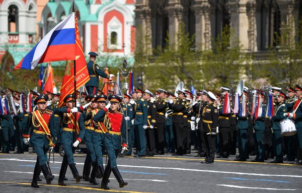 Под звуки песни &quot;Священная война&quot; на Красную площадь внесли флаг России и Знамя Победы  - Sputnik Грузия