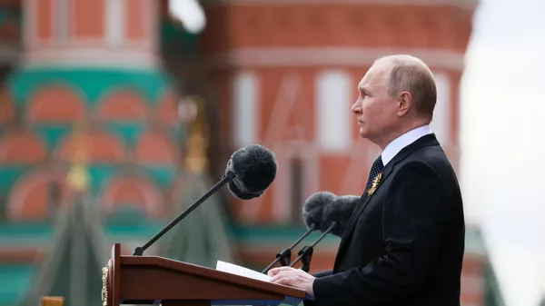 Владимир Путин выступает на военном параде в ознаменование 77-й годовщины Победы в Великой Отечественной войне на Красной площади в Москве - Sputnik Грузия