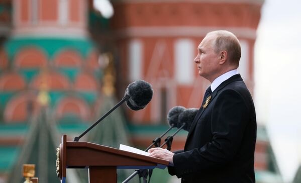 На центральной трибуне находился президент России Владимир Путин, а также ветераны и гости мероприятия - Sputnik Грузия