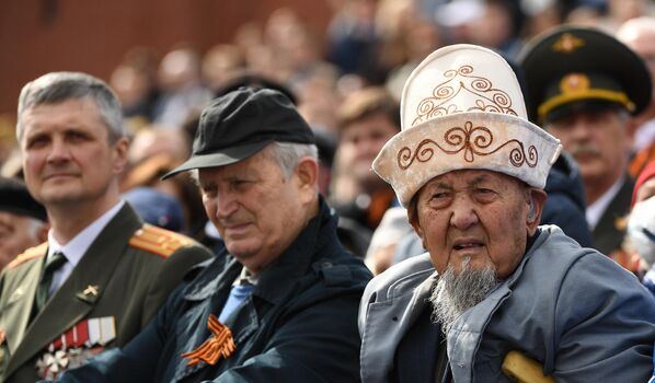 Зрители на военном параде в честь 77-й годовщины Победы в Великой Отечественной войне - Sputnik Грузия