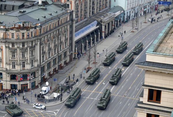 Ожидалось, что в параде Победы в Москве будут участвовать 62 самолета и15 вертолетов, в том числе воздушный пункт управления Ил-80, известный как &quot;самолет судного дня&quot; - Sputnik Грузия