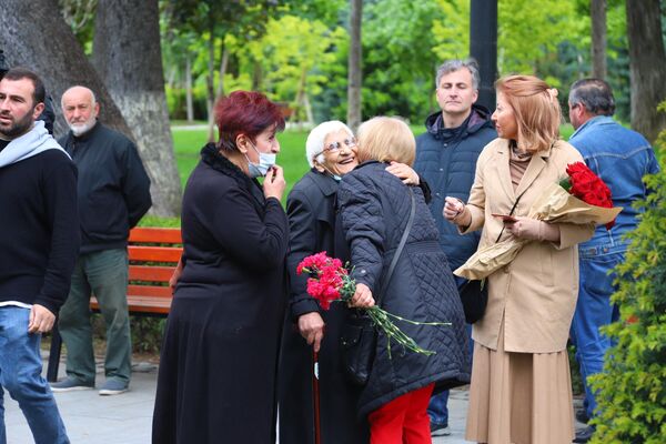 Ветераны и их близкие, а также жители города поздравляли друг друга с праздником. - Sputnik Грузия