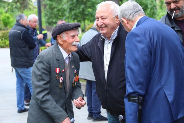 Для многих пожилых людей 9 Мая - это не просто День Победы, но и радостный и важный повод для редкой встречи.  - Sputnik Грузия