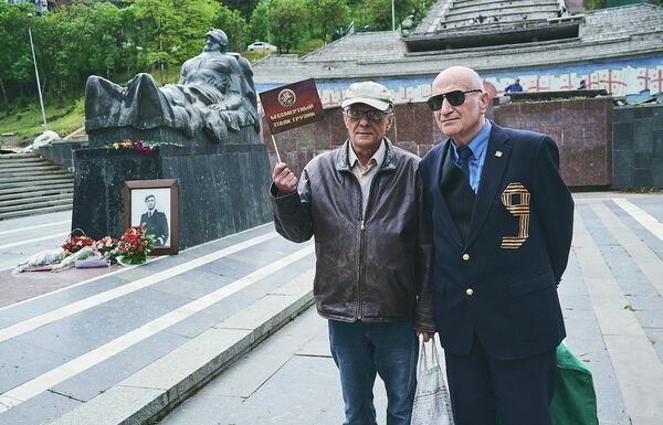 Кто-то из тех, кто пришел почтить память героев, принесли портреты своих предков, близких и членов семей, воевавших на фронте.  - Sputnik Грузия