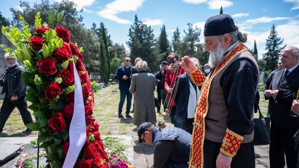День Победы 9 мая. Панихида у братских могил героев ВОВ на Кукийском кладбище - Sputnik Грузия