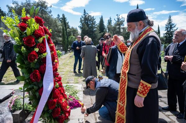 На Кукийском кладбище 9 мая прошла панихида по погибшим героям. - Sputnik Грузия