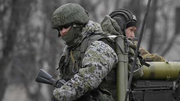 Российские военнослужащие в колонне военной техники на шоссе возле границы с Украиной - Sputnik Грузия