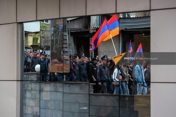 Вчера оппозиция начала шествие из четырех административных районов Еревана – Нор-Норк, Малатия-Себастия, Ачапняк, Эребуни - Sputnik Грузия