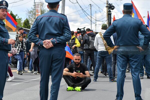 Группы людей под руководством оппозиционных депутатов и внепарламентских сил направились к площади Франции - Sputnik Грузия