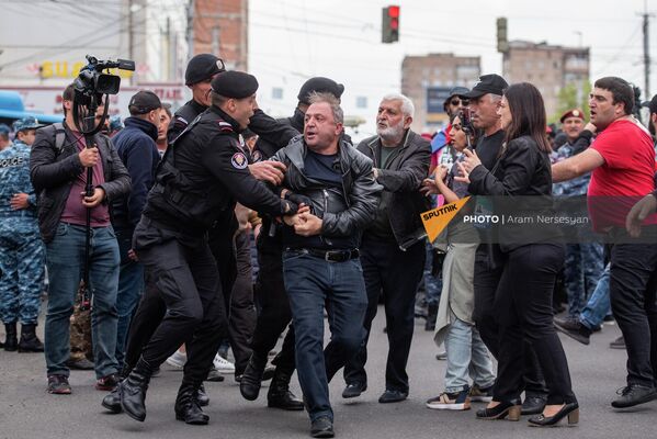 На некоторых улицах возникли стычки между правоохранителями и участниками шествия - Sputnik Грузия
