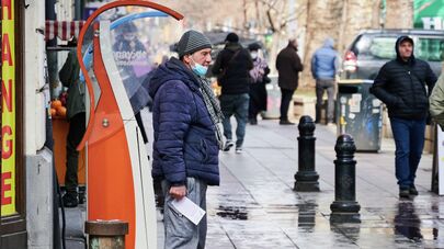 Люди на улицах в масках - пандемия коронавируса