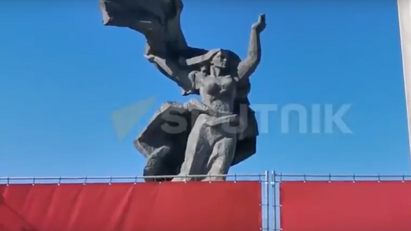 Цветы у монумента Освободителям отстояли. Хроника противостояния в Риге - видео - Sputnik Грузия