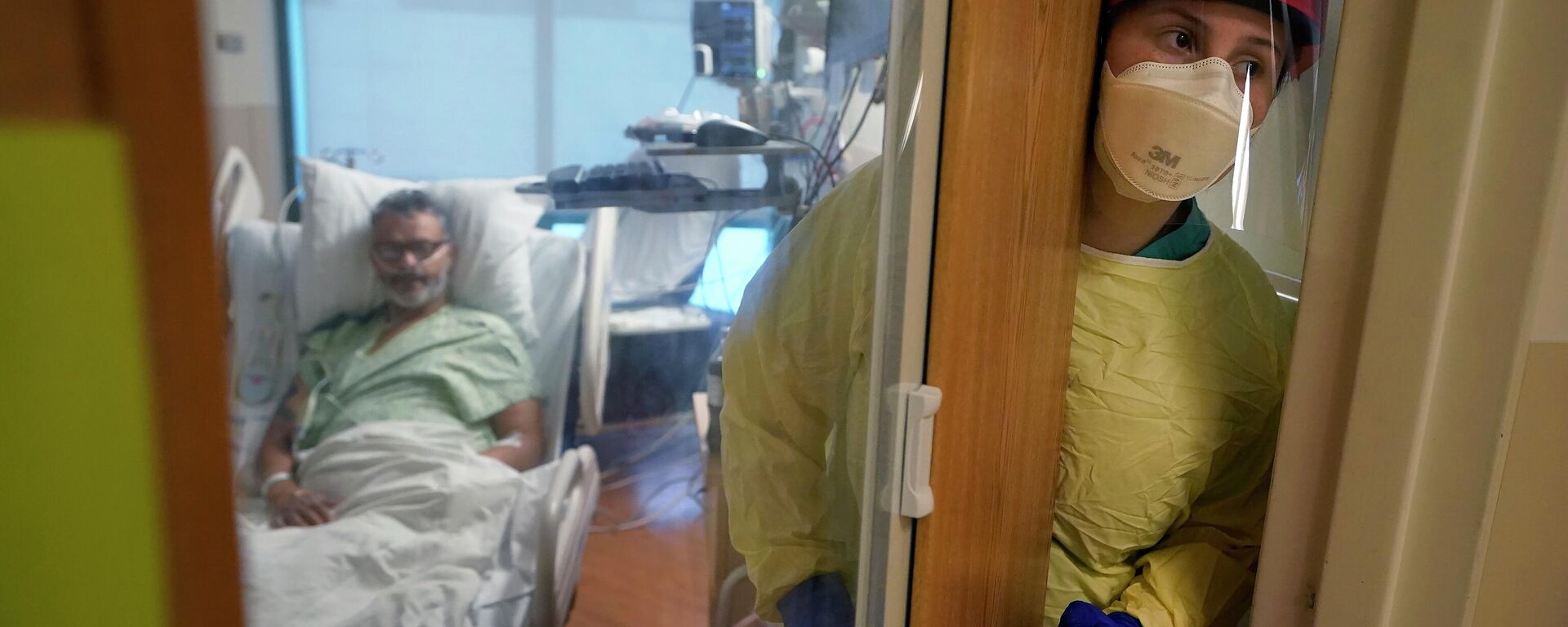 Медсестра Рэйчел Чемберлин выходит из изолятора, где  пациент выздоравливает от COVID-19, в Медицинском центре Дартмут-Хичкок, штат Нью-Гэмпшир, США - Sputnik Грузия, 1920, 20.06.2022
