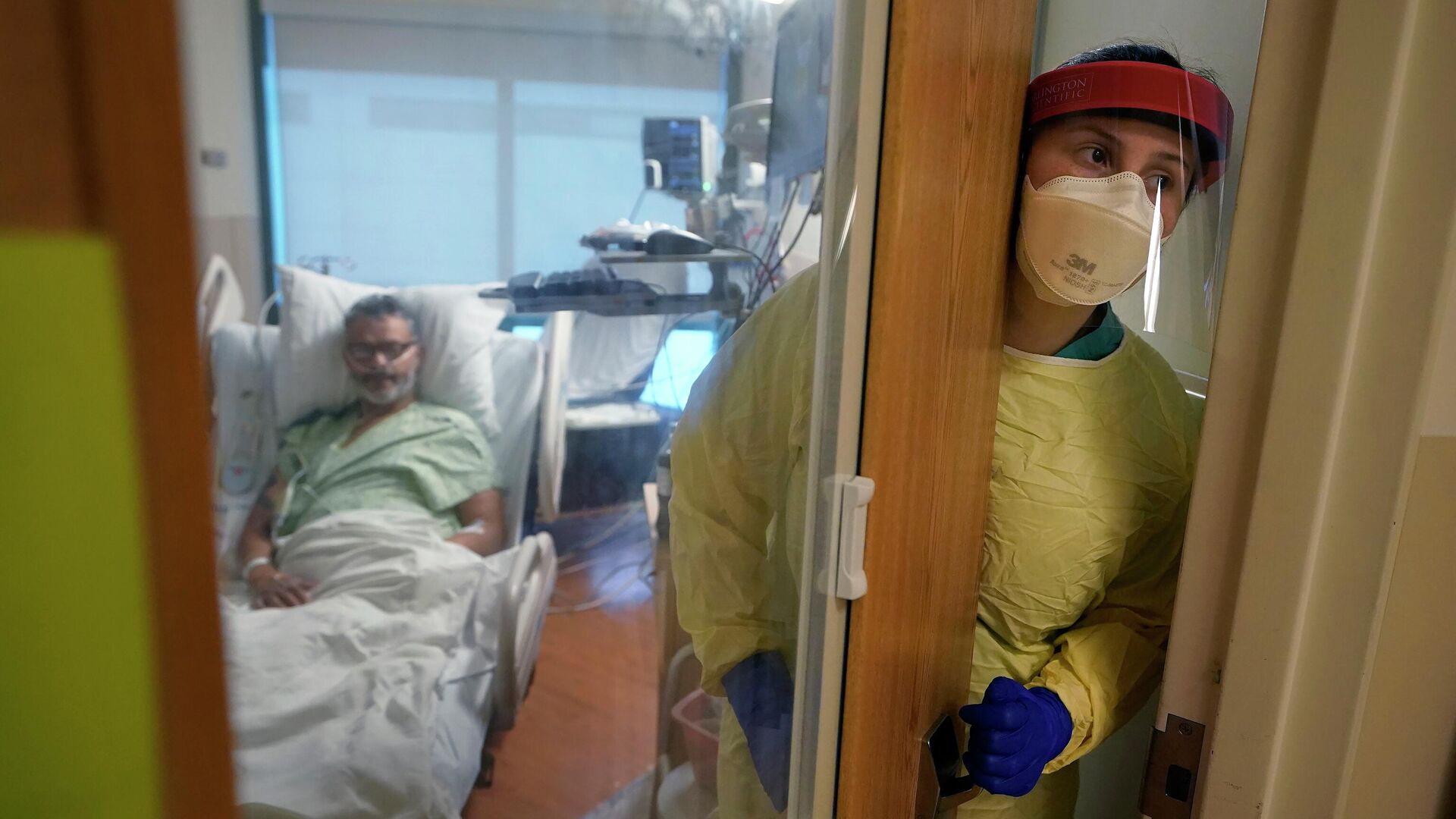 Медсестра Рэйчел Чемберлин выходит из изолятора, где  пациент выздоравливает от COVID-19, в Медицинском центре Дартмут-Хичкок, штат Нью-Гэмпшир, США - Sputnik Грузия, 1920, 20.06.2022