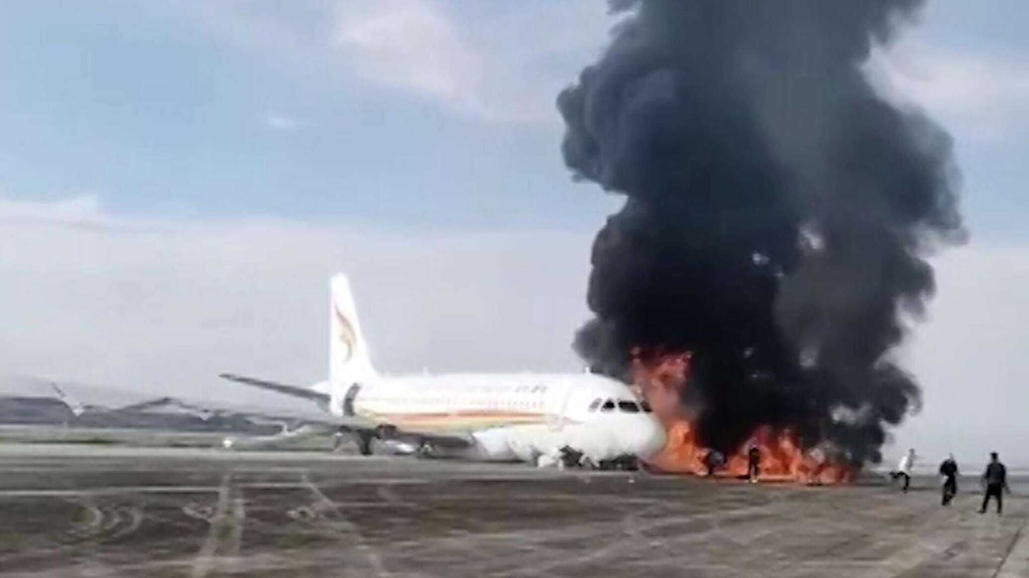Видео самолеты падали. Горящий самолет. Загорелся самолет. Пассажирский самолет падает.