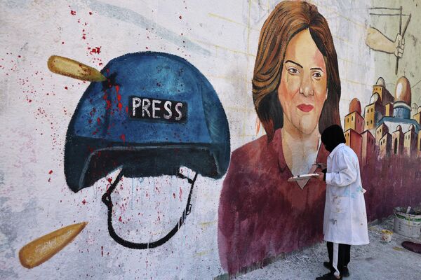 Палестинские художники изобразили фреску в честь убитой журналистки-ветерана &quot;Аль-Джазиры&quot; Ширин Абу Акле в городе Газа  - Sputnik Грузия