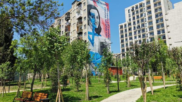 Парк в районе Варкетили в Тбилиси. Люди прогуливаются по дорожкам - Sputnik Грузия