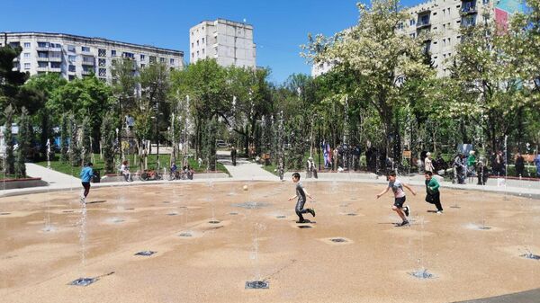 Парк в районе Варкетили в Тбилиси. Дети развлекаются в солнечную погоду - Sputnik Грузия