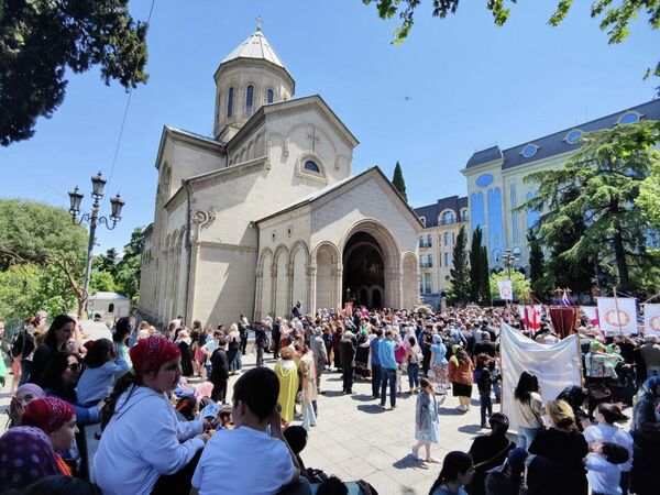 Участники шествия собрались с утра 17 мая у церкви Кашвети на проспекте Руставели в центре Тбилиси.  - Sputnik Грузия