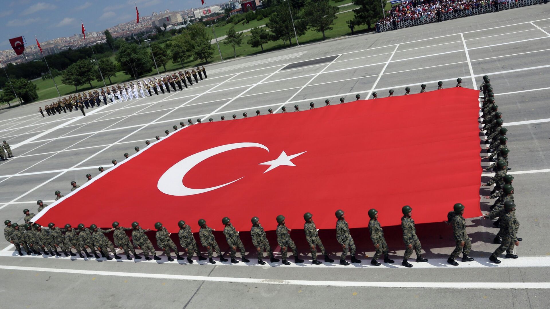 Военные несут турецкий флаг во время церемонии в День Победы в Анкаре. Архивное фото - Sputnik Грузия, 1920, 18.05.2022