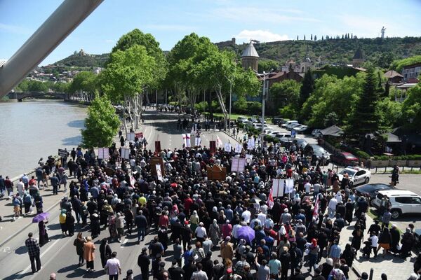 В 2013 году 17 мая священнослужители и простые граждане устроили массовый погром в центре Тбилиси из-за попытки проведения ЛГБТ-марша. В тот день пострадало 28 человек.  - Sputnik Грузия