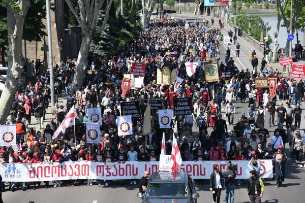 Тысячи людей вышли на улицы города, чтобы отметить этот день.   - Sputnik Грузия