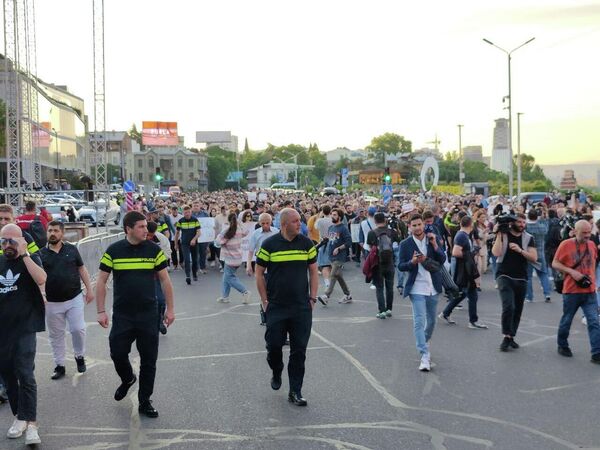 Участники шествия в Тбилиси перекрыли главный проспект города им.Шота Руставели.  - Sputnik Грузия