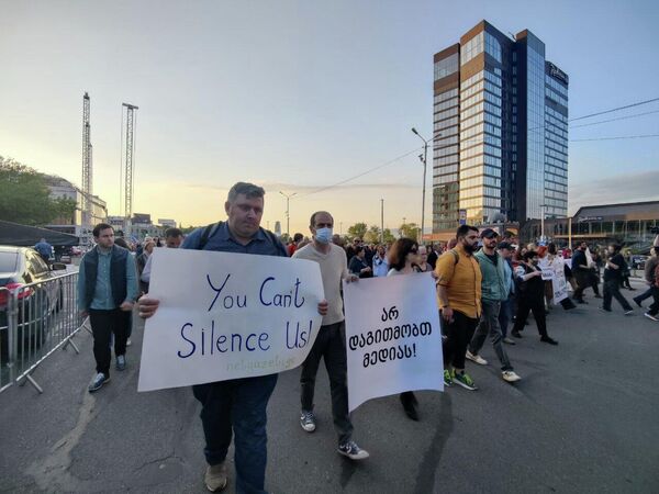 Протестующие прошли от площади Первой Республики по проспекту Руставели до здания парламента Грузии.  - Sputnik Грузия
