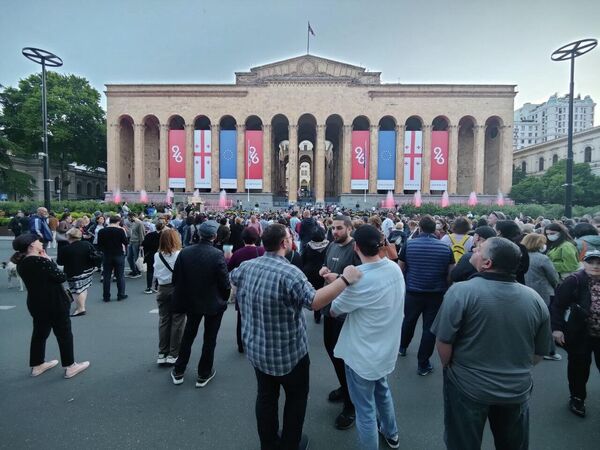 Так участники акции протеста дошли до здания парламента Грузии. - Sputnik Грузия