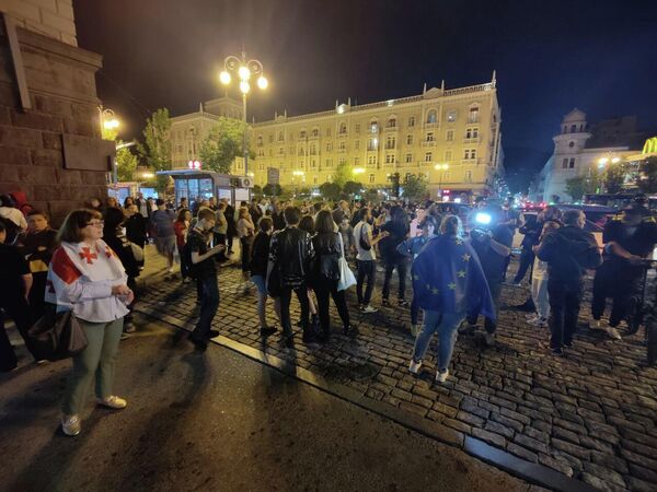 Участники протеста решили пройти шествием до расположенного неподалеку здания правительственной администрации.  - Sputnik Грузия