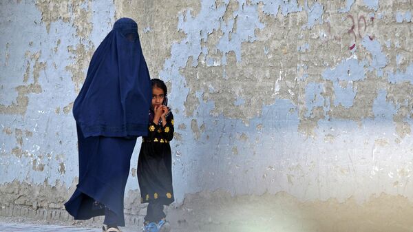 Женщина в бурке с ребенком на улицах Кабула  - Sputnik Грузия