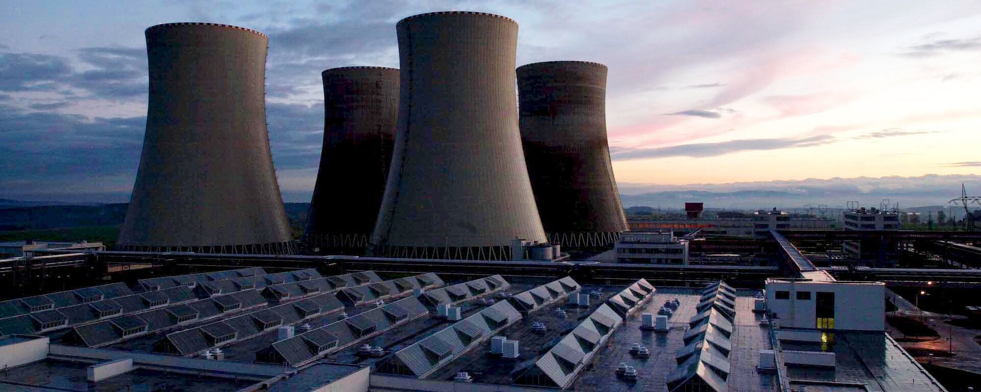 Чешская атомная электростанция Темелин на снимке ближе к вечеру во вторник, 10 октября 2000 года. Ожидается, что первая управляемая реакция деления состоится в среду утром. - Sputnik Грузия, 1920, 20.05.2022