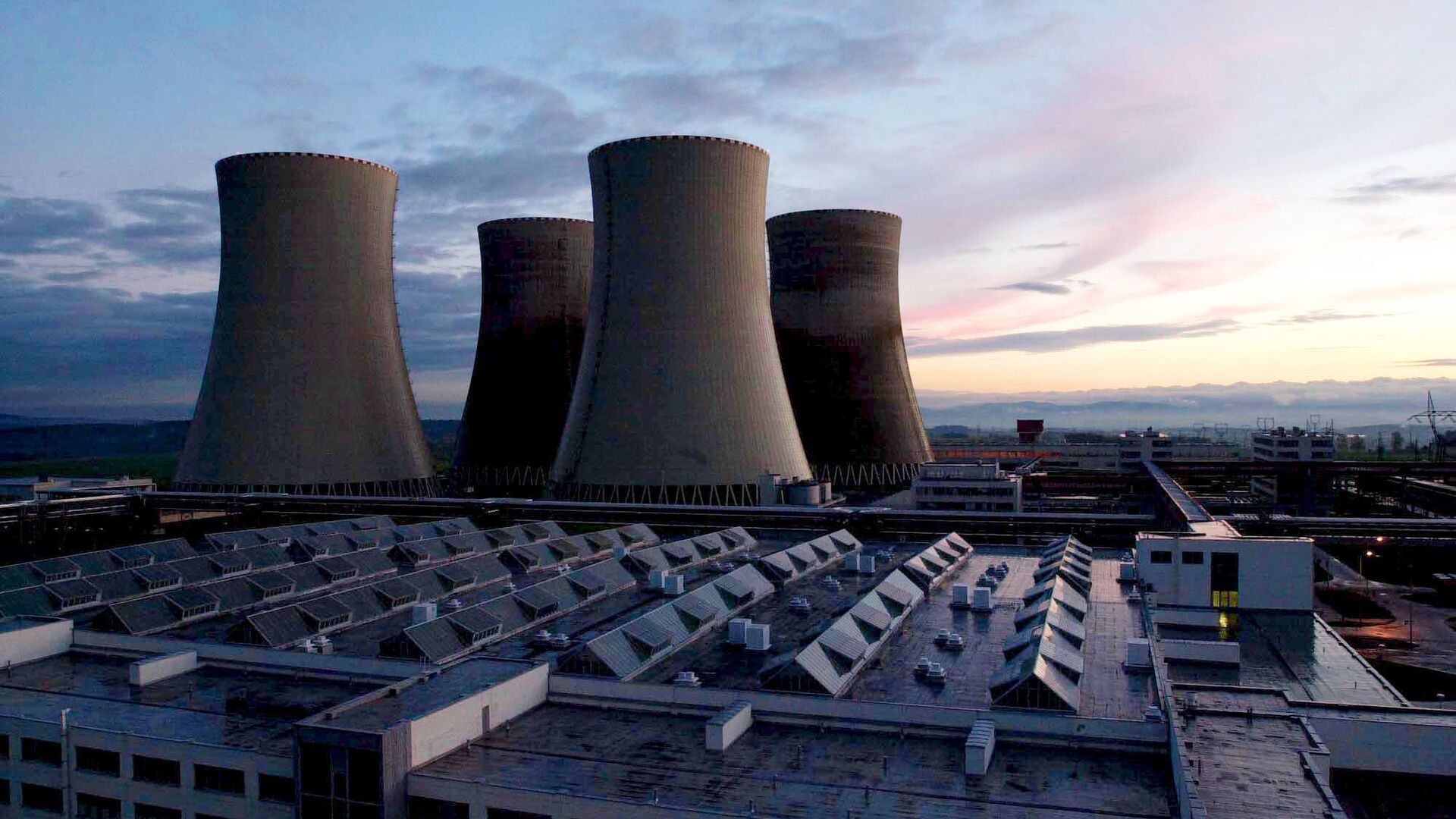 Чешская атомная электростанция Темелин на снимке ближе к вечеру во вторник, 10 октября 2000 года. Ожидается, что первая управляемая реакция деления состоится в среду утром. - Sputnik Грузия, 1920, 20.05.2022