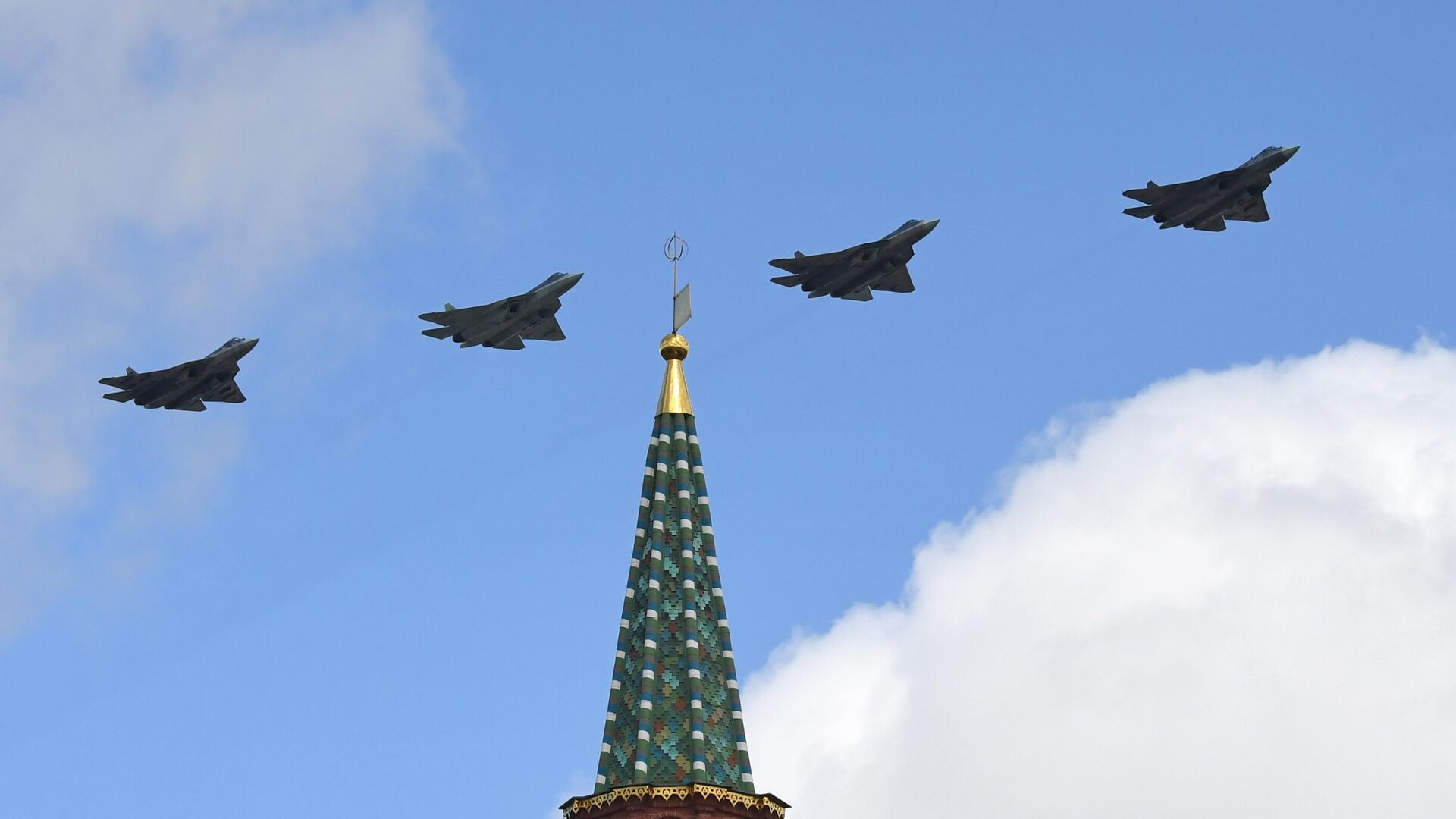 Многофункциональные истребители пятого поколения Су-57 на репетиции воздушной части парада Победы в Москве - Sputnik Грузия, 1920, 23.05.2022