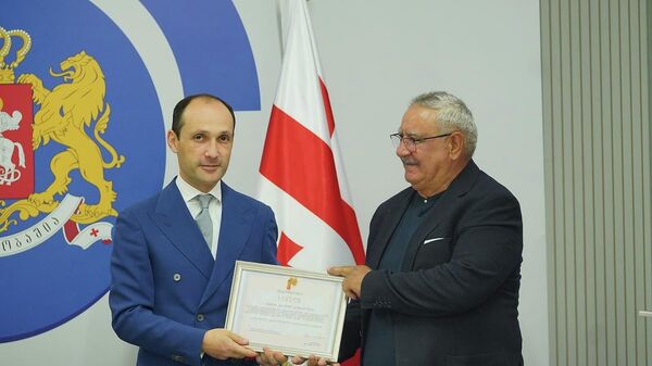 Леван Давиташвили наградил почетной грамотой Заслуженный архитектор Грузии Тариэла Кипароидзе - Sputnik Грузия