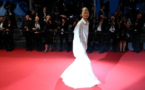 Удивлять, так удивлять! Британская актриса Тильда Суинтон в белом платье-рубашке в пол - Sputnik Грузия